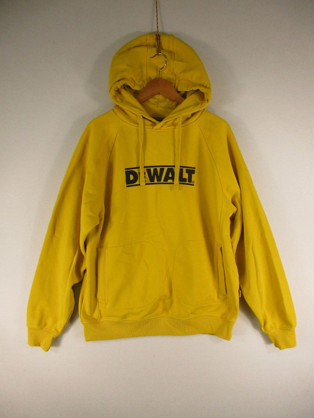 DeWalt Hoodie Mens L Yellow Pullover Hooded Sweatshirt Logo Kangaroo Pocket
