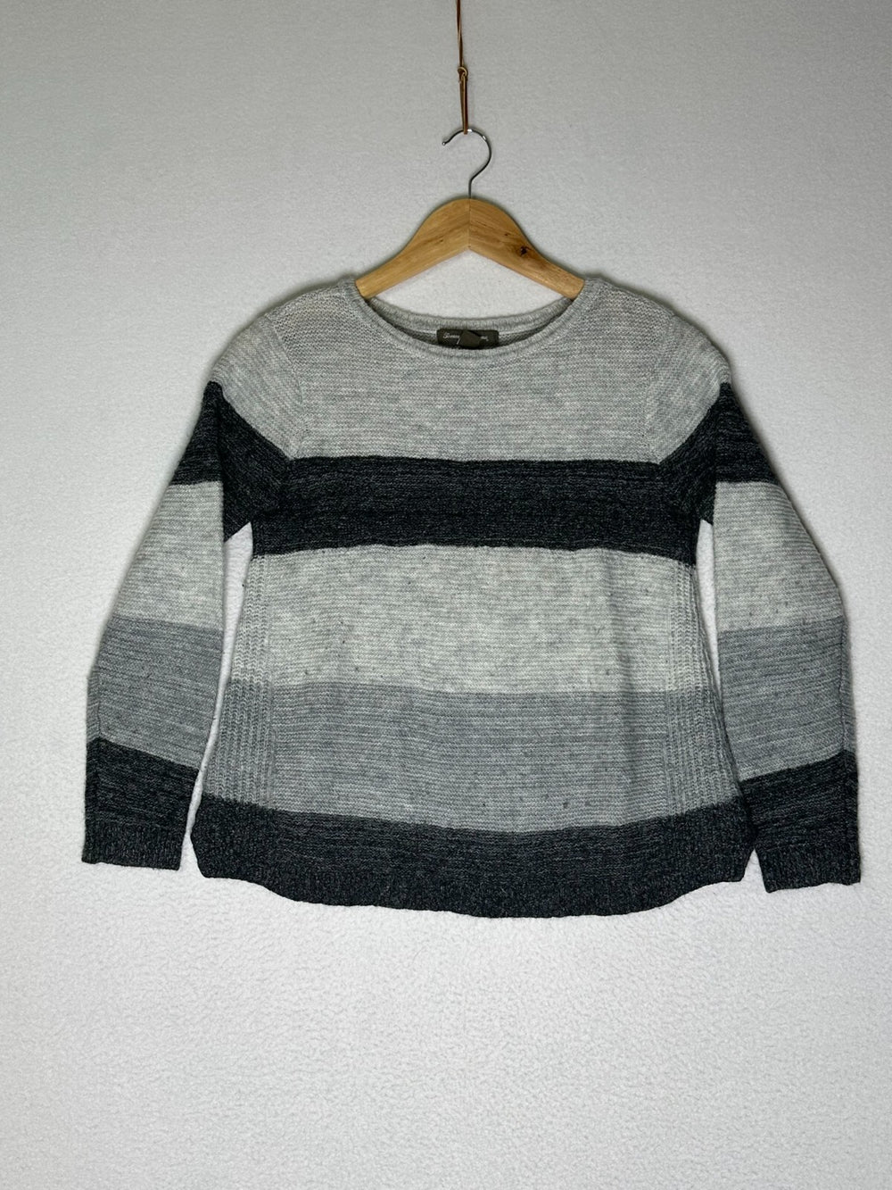 Tommy Bahama Black and Gray Color Blocked Round Neck Long Sleeved Sweater L