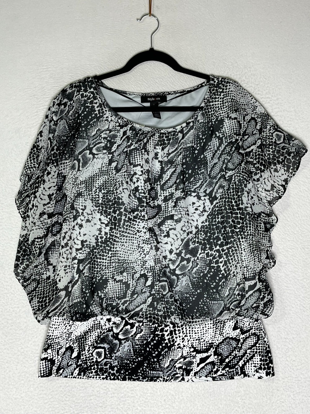 Style & Co Black White Ruffle Blouse Top Snake Print Round Neck Womens SZ Large