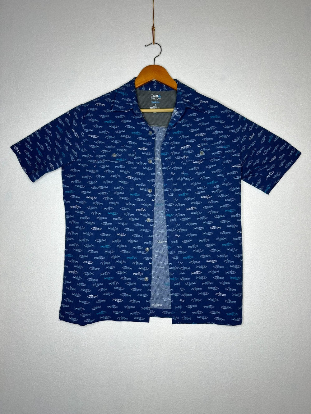 CROFT & BARROW Blue Fish Short Sleeve Button Up Men's Size Medium